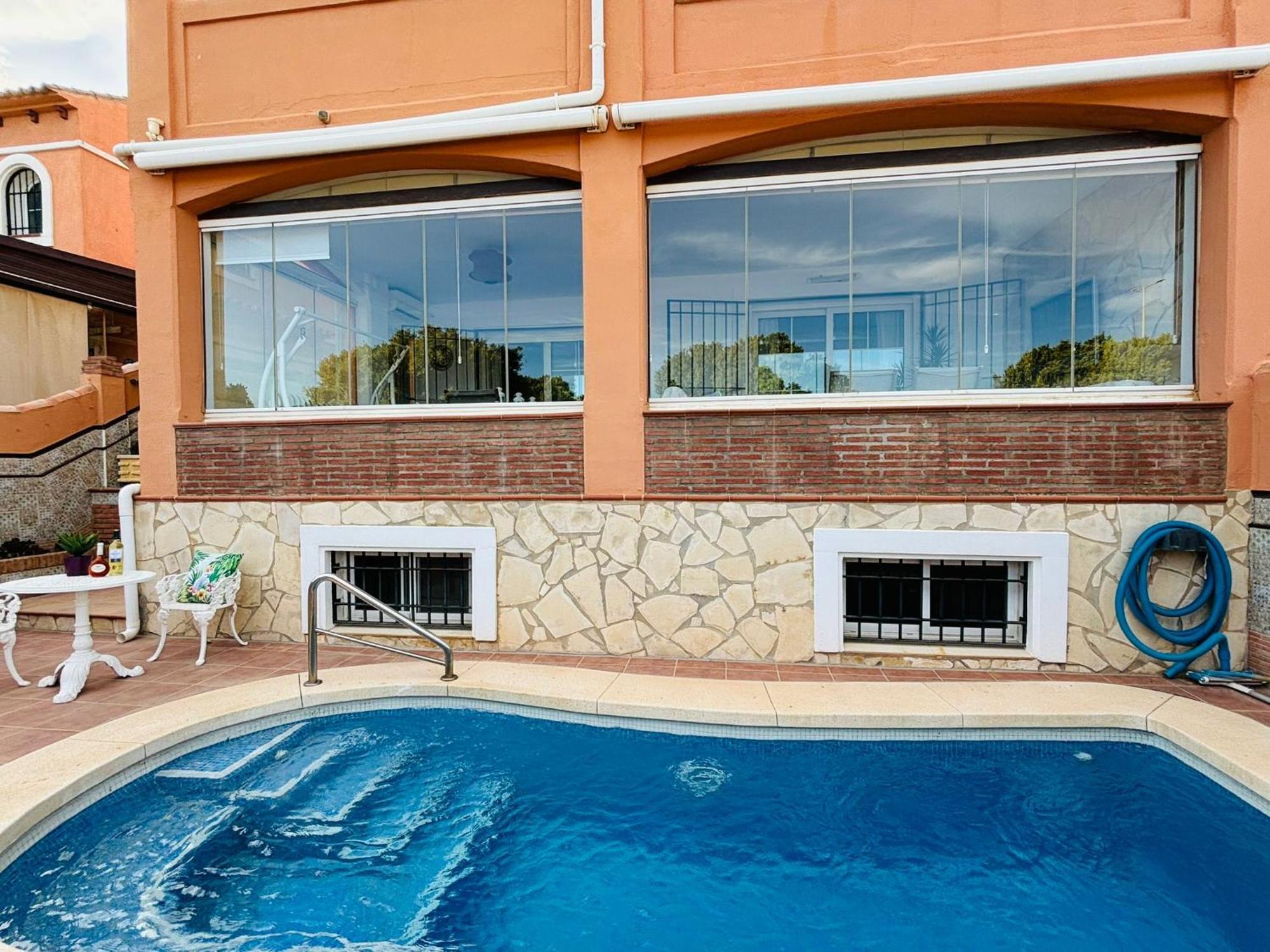 Chalet Con Piscina Privada En Primera Linea De Playa Villa Torremolinos Exterior photo